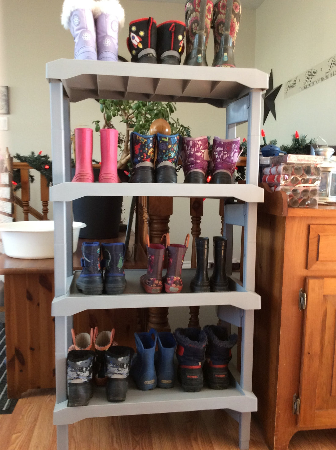 A Rakabot Plastico rack installed in a home entryway