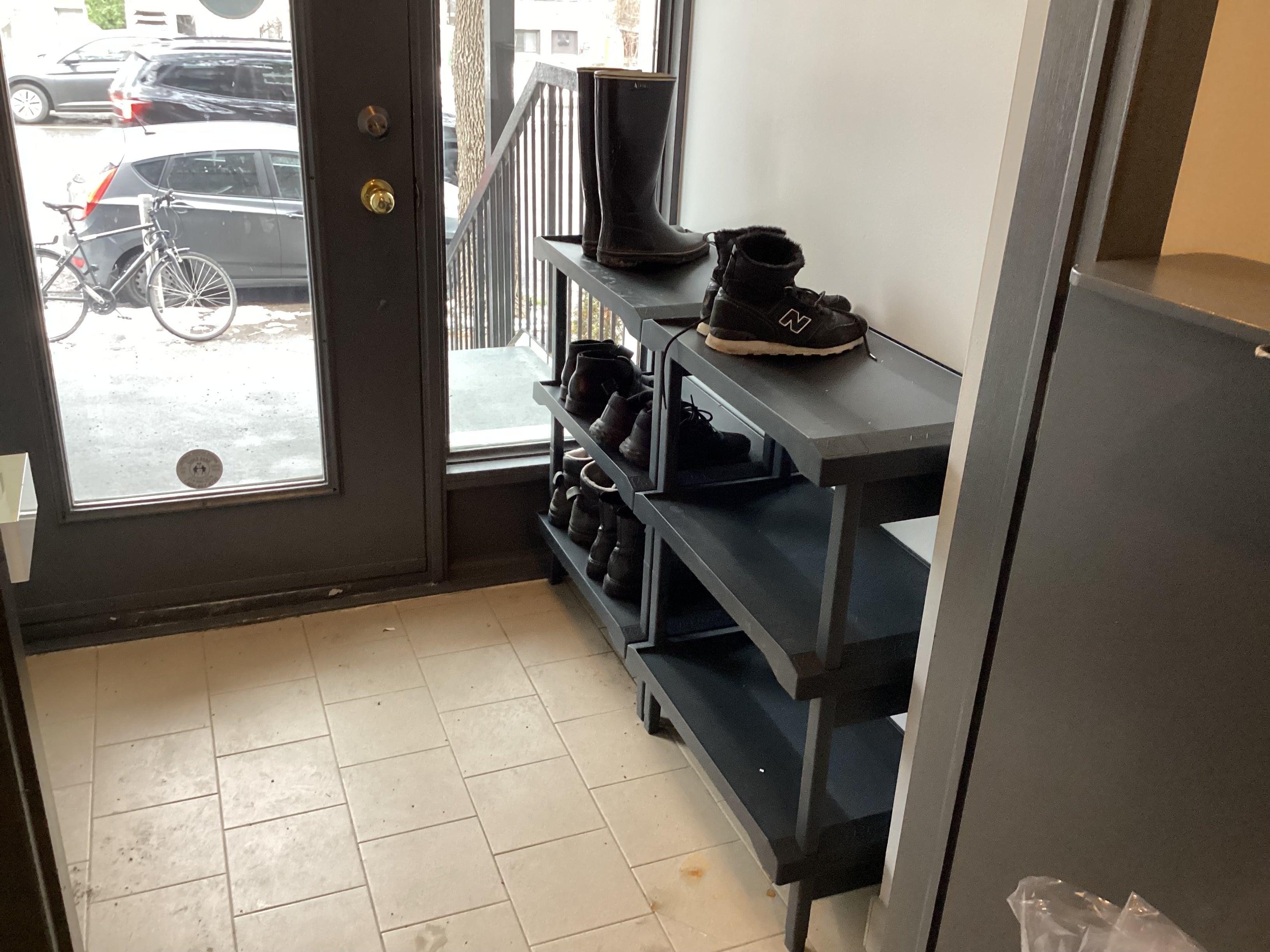 Boot Rack Channeling Water Into Containers - Practical & Stackable - Rakabot Plastico