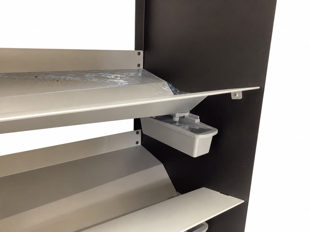 Illustration based on the Titan rack: water follows the shelf and drains into the removable container.