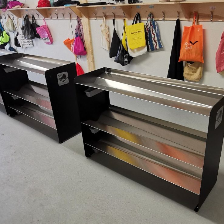 Supports Rakabot dans le vestiaire d'une école