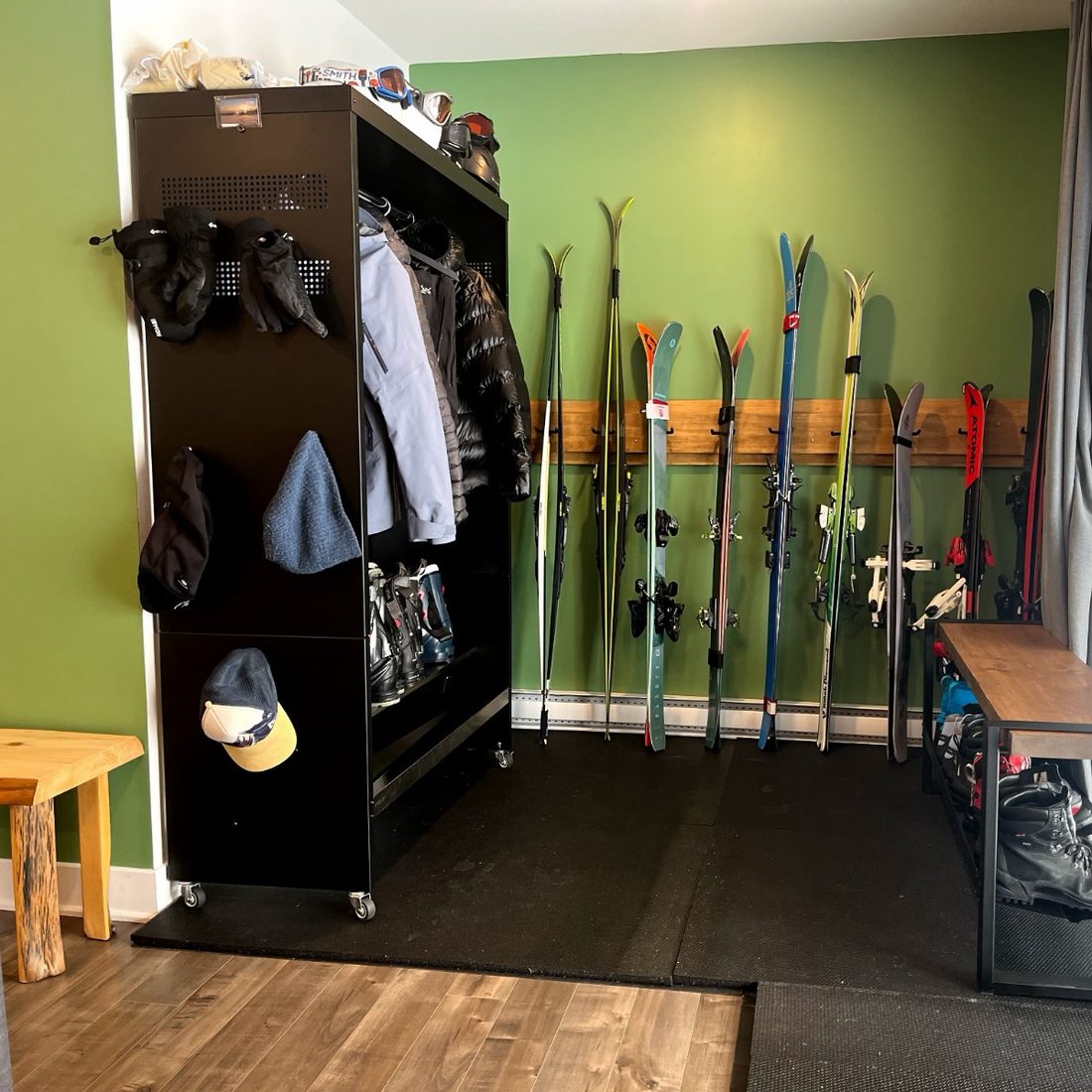 Vestiaire Rakabot avec manteaux et skis dans un chalet